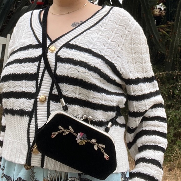 Elegant Black Velvet Floral Clutch - Picture 2 of 7